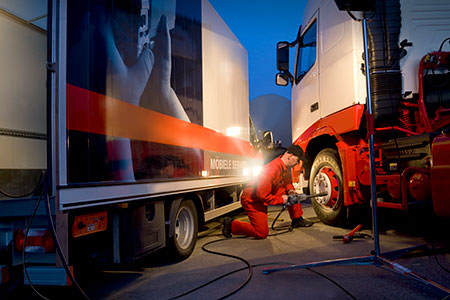 servicevoertuigen met stroomcompressor aan boord